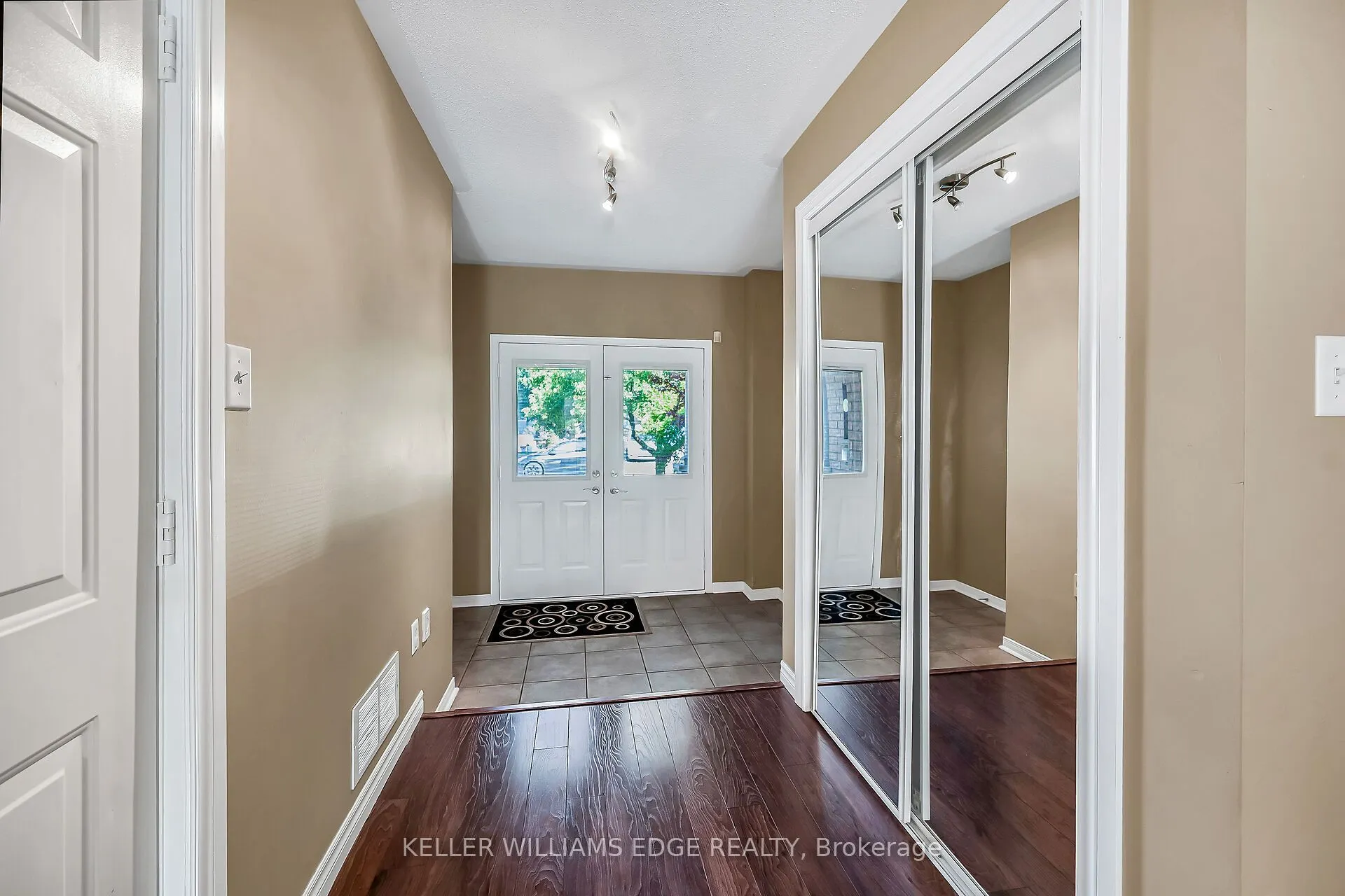 5648 Evelyn Lane
