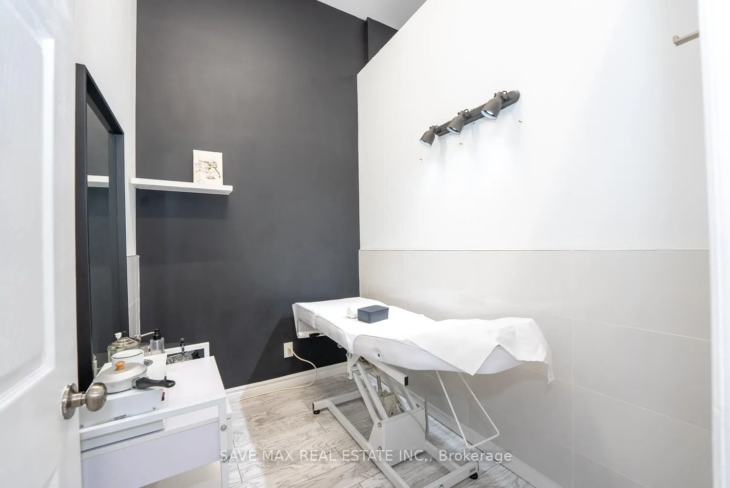 910 Bloor Street W