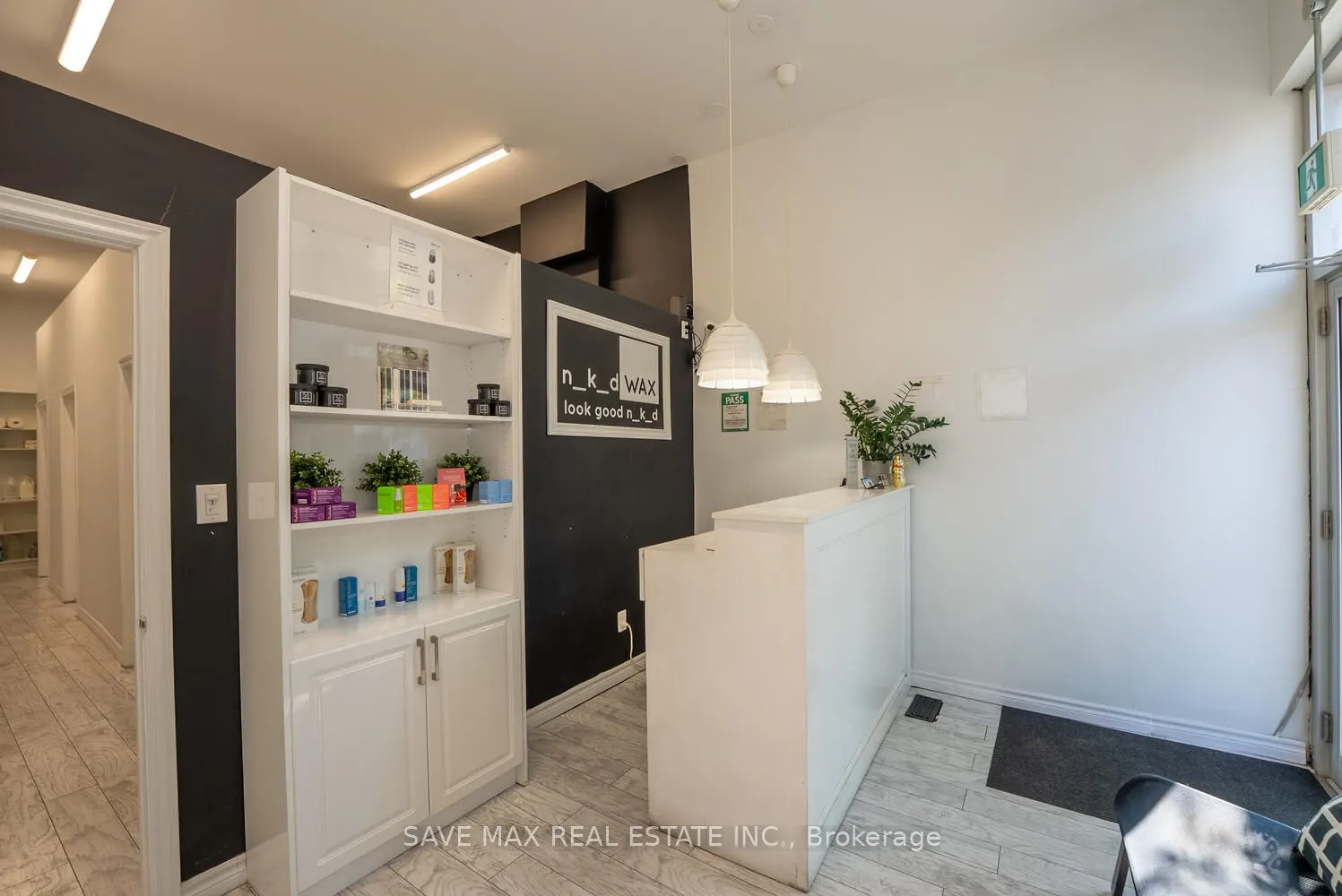 910 Bloor Street W