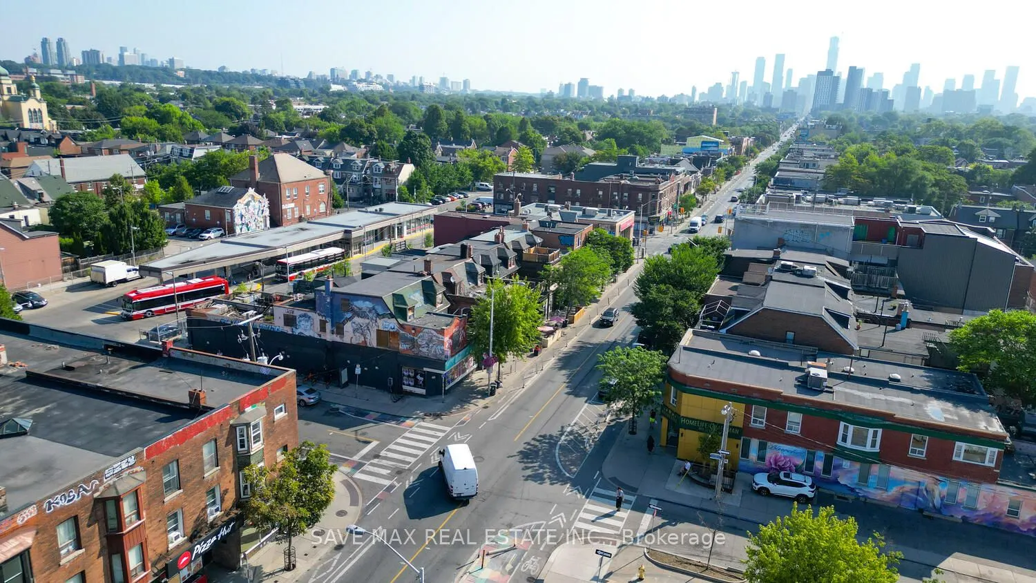 910 Bloor Street W