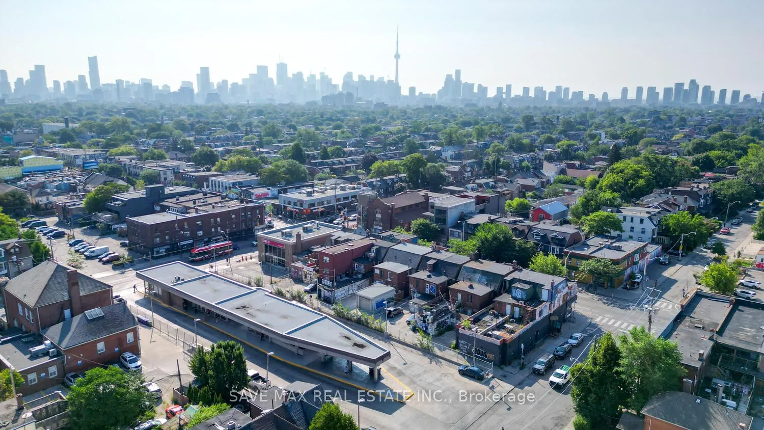 910 Bloor Street W