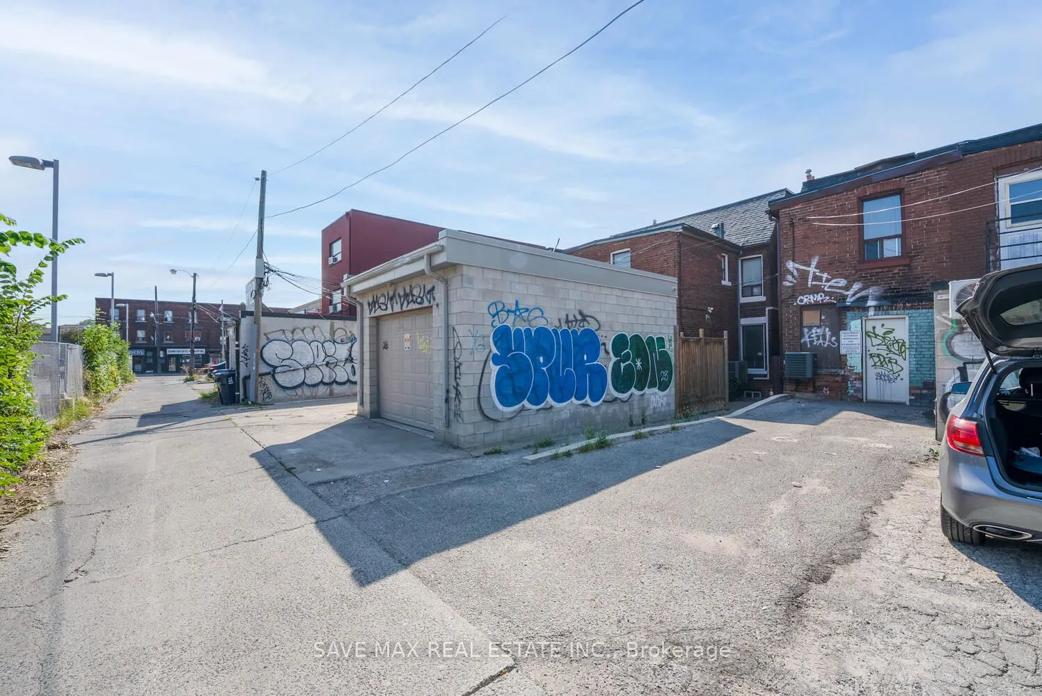 910 Bloor Street W