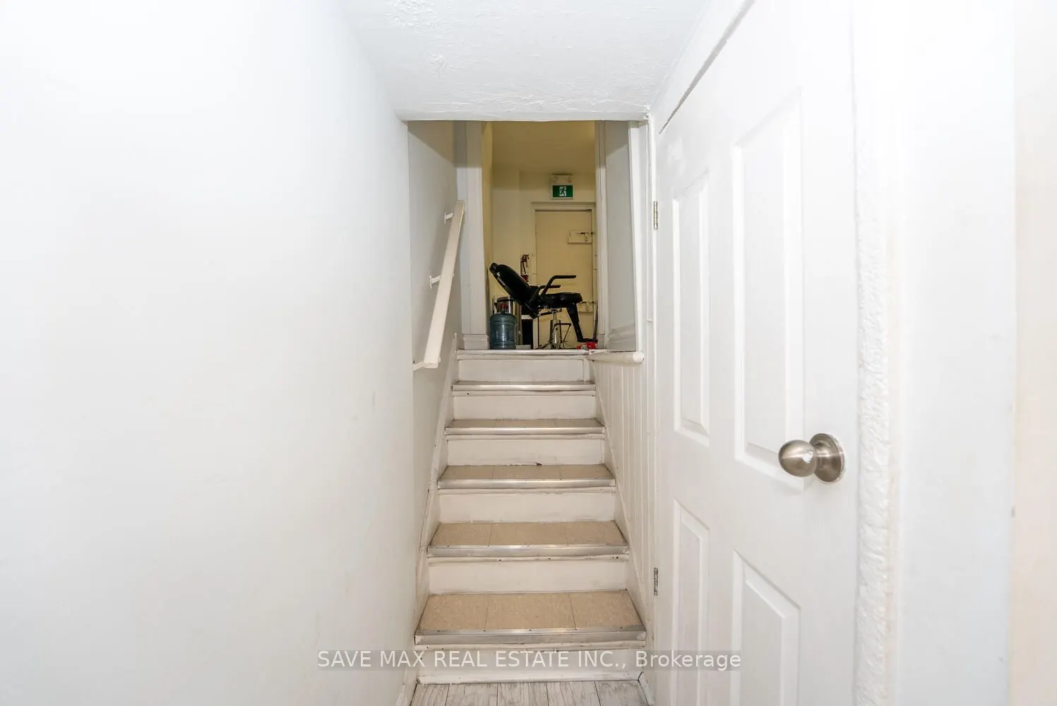 910 Bloor Street W