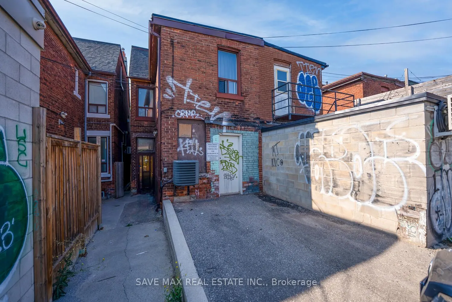 910 Bloor Street W