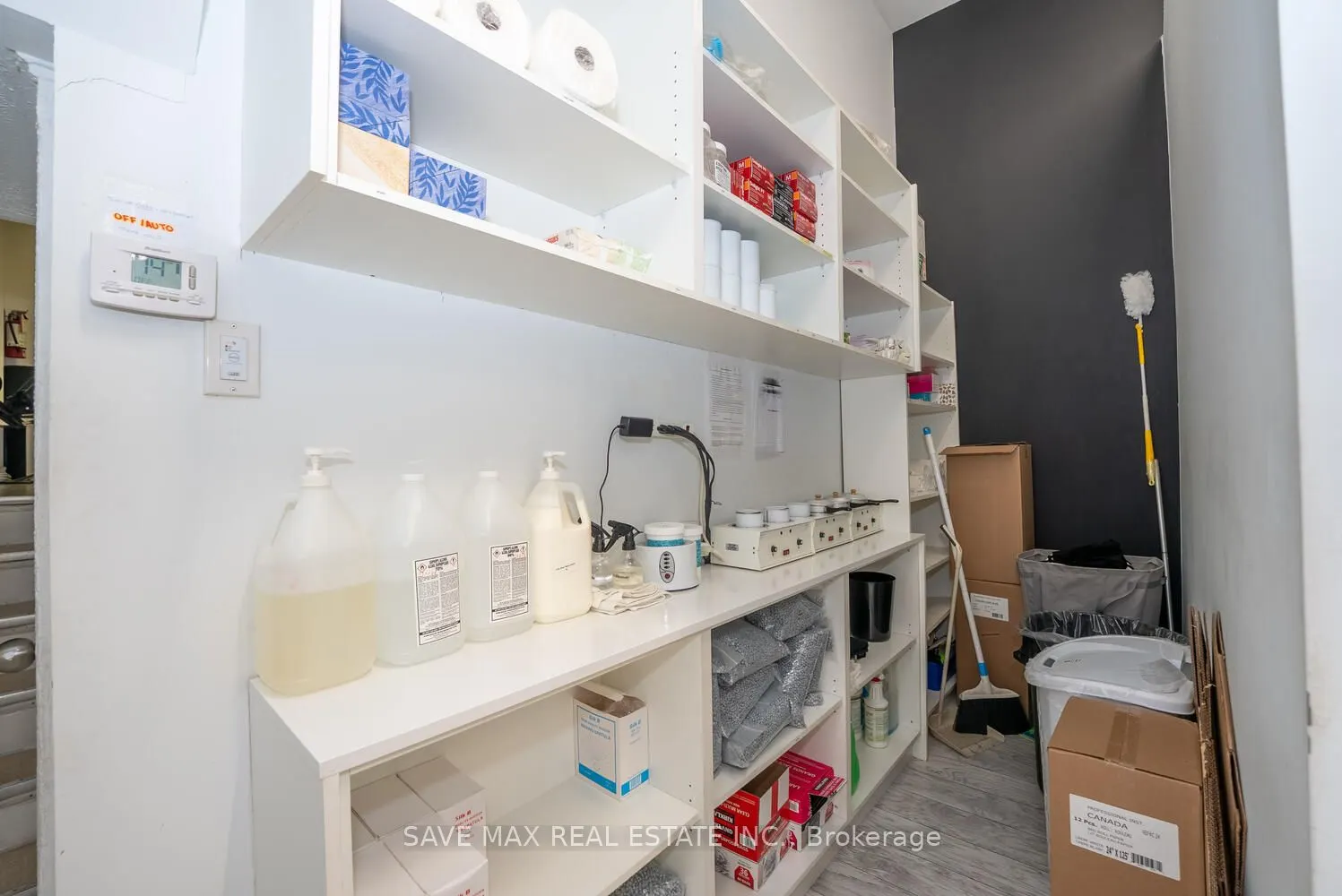 910 Bloor Street W