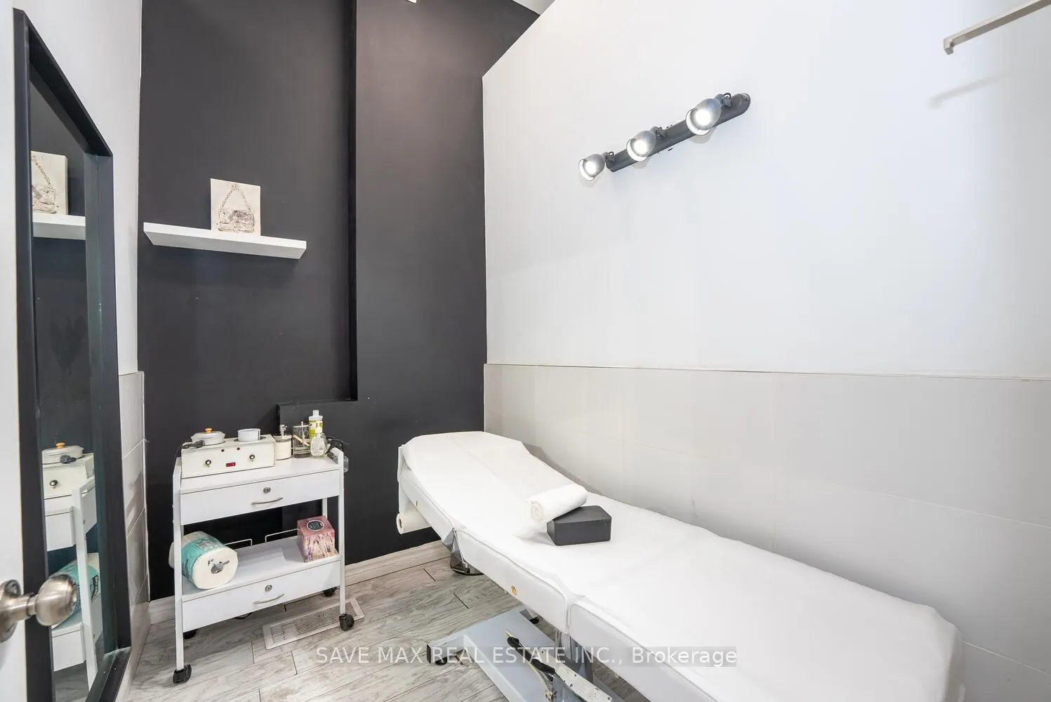910 Bloor Street W