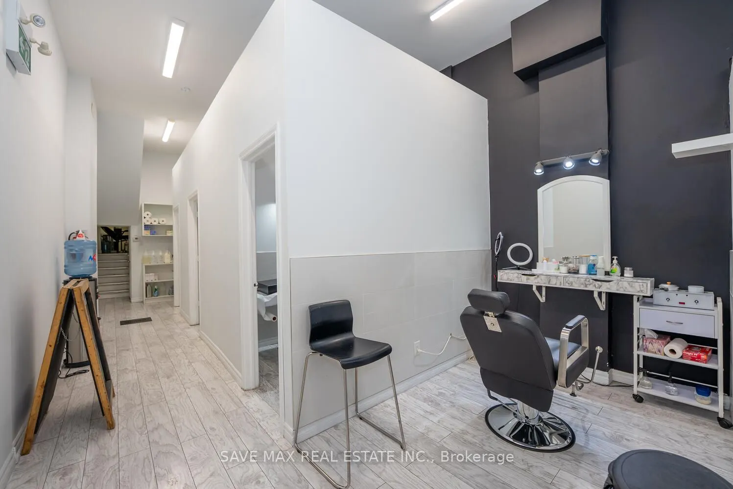 910 Bloor Street W