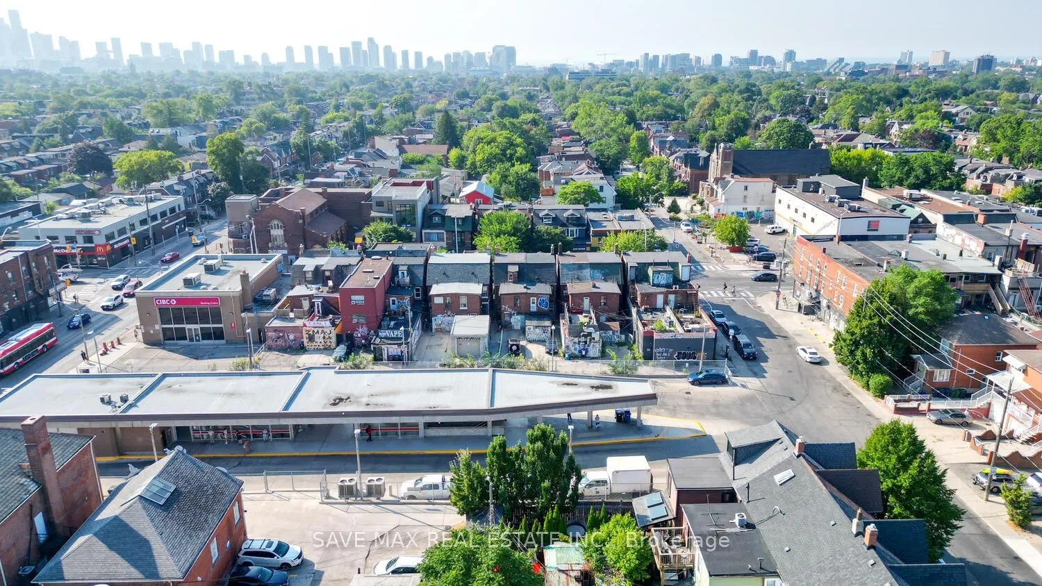 910 Bloor Street W