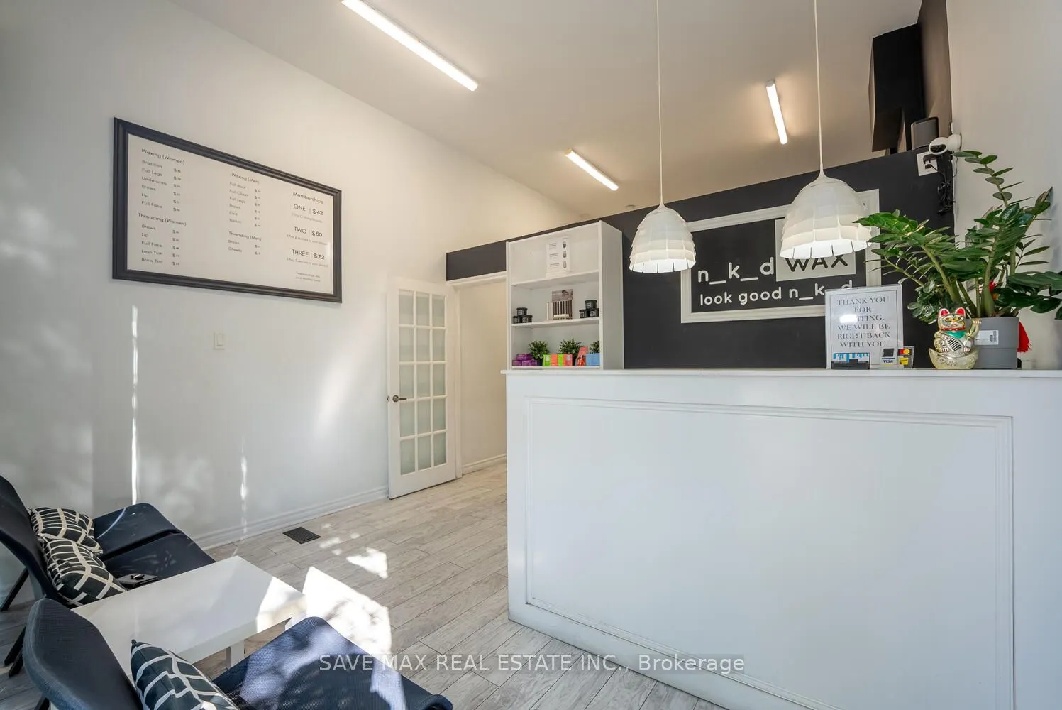 910 Bloor Street W