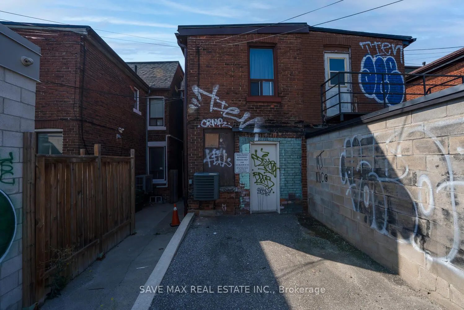910 Bloor Street W