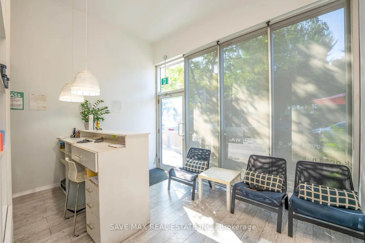910 Bloor Street W