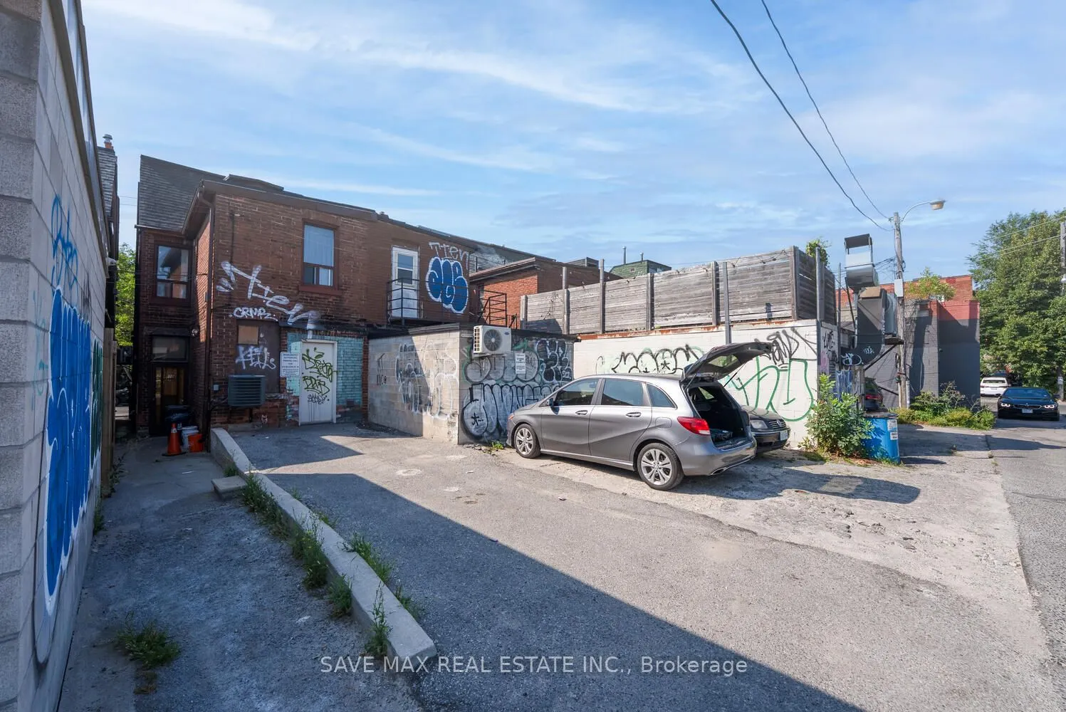 910 Bloor Street W