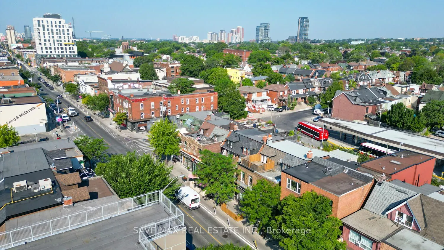 910 Bloor Street W