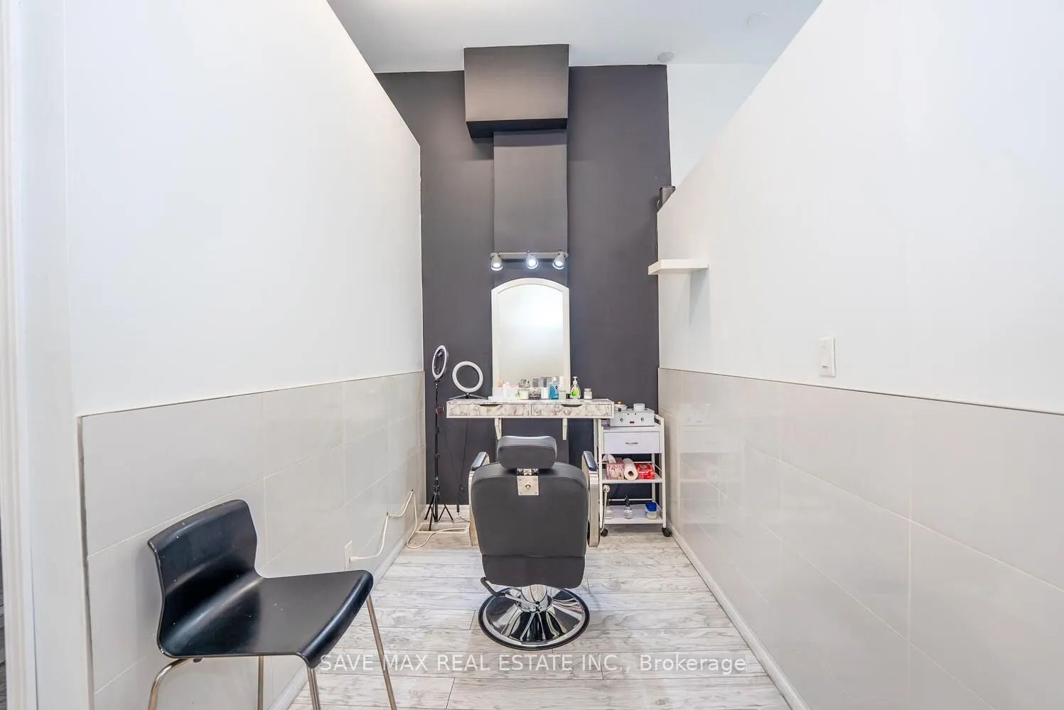910 Bloor Street W