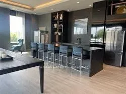 95 Dundas Street W, #211
