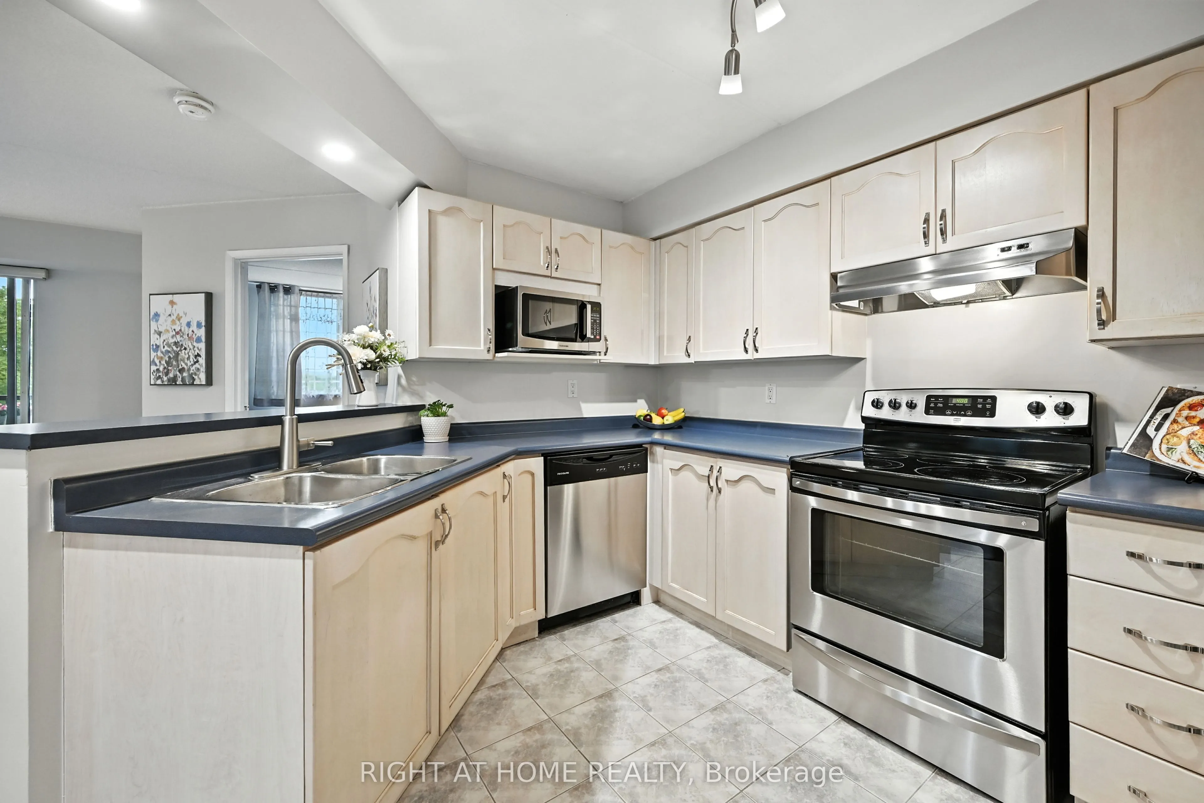 3499 Upper Middle Road, #404