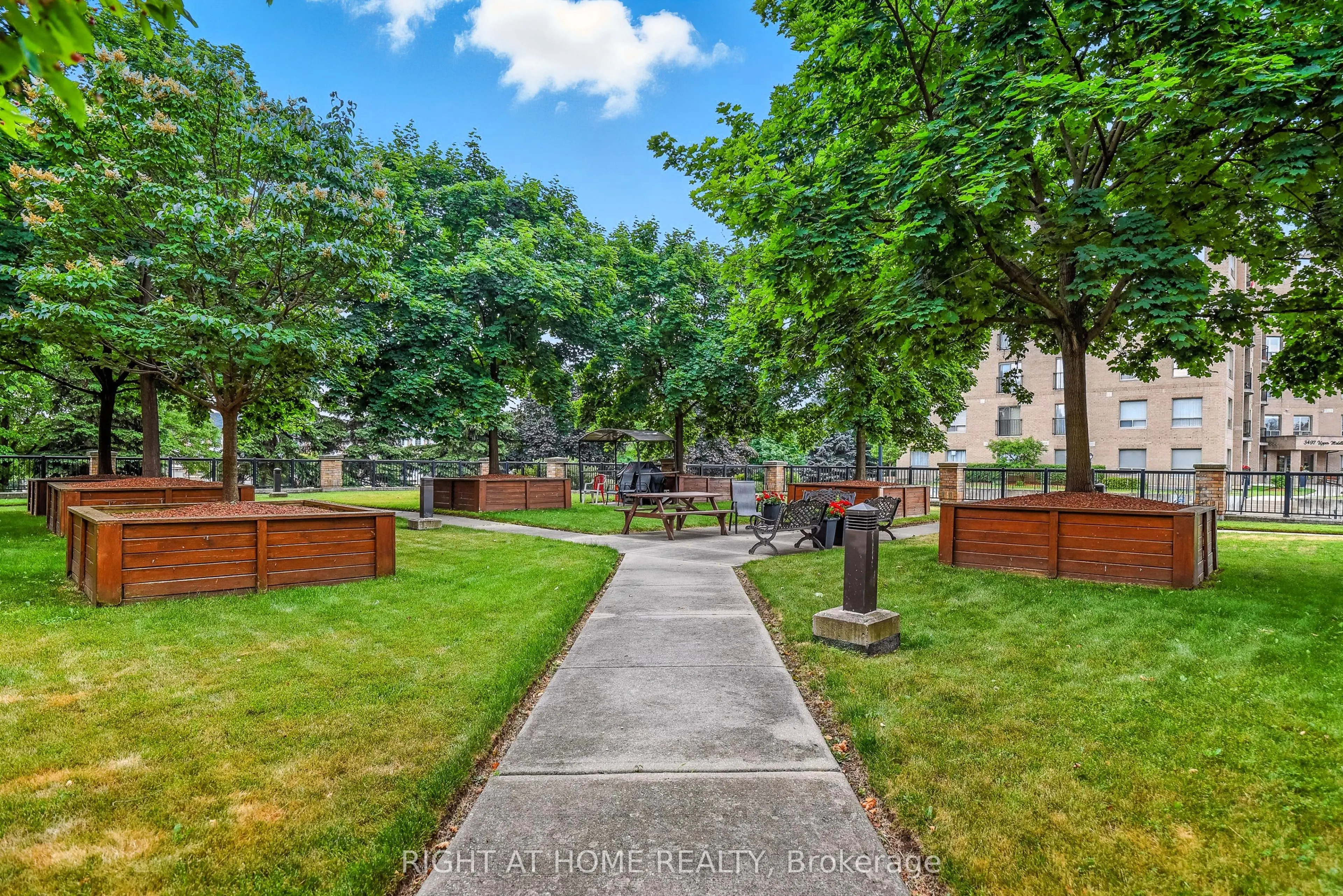 3499 Upper Middle Road, #404