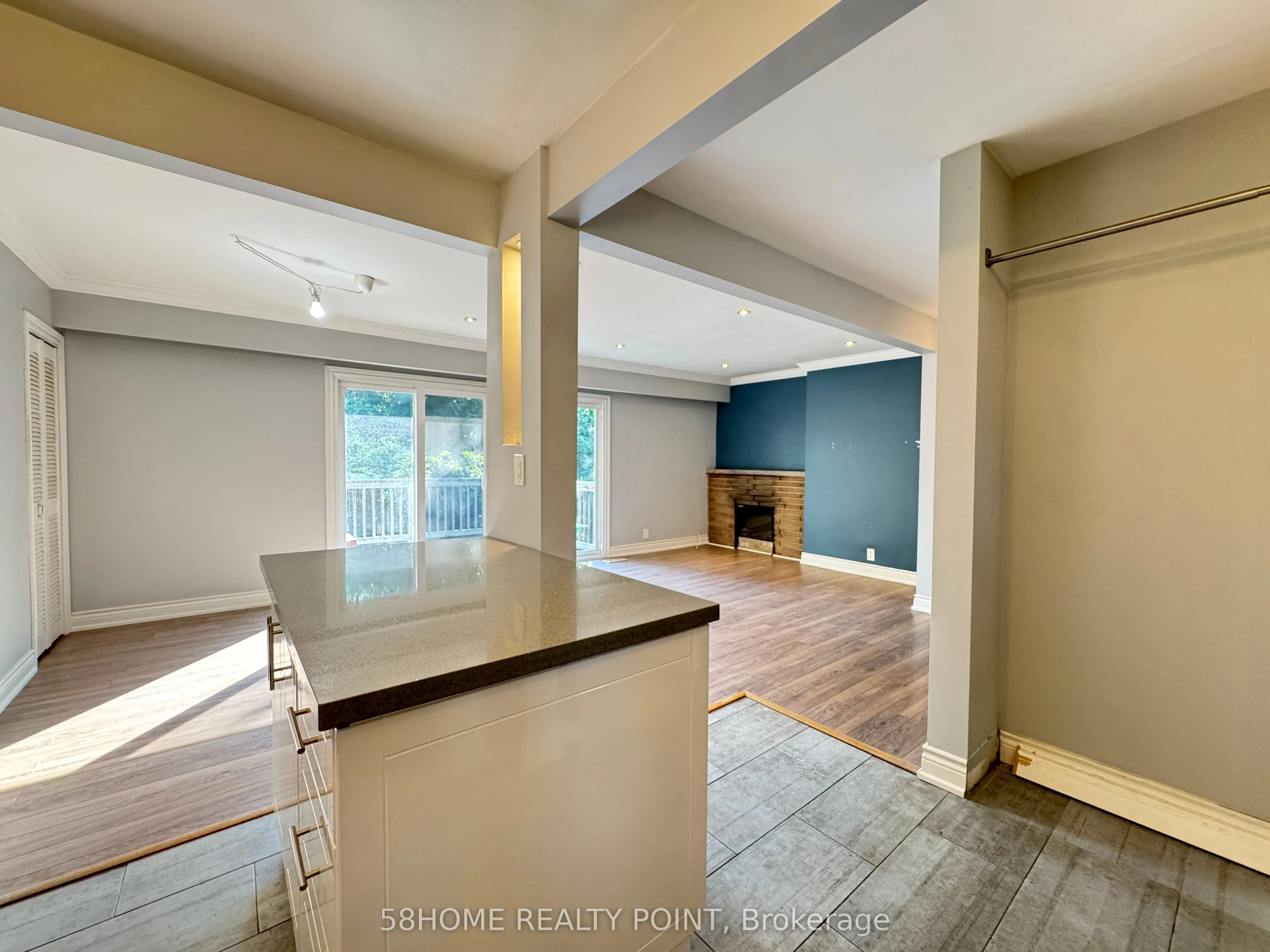 2047 Hindhead Road
