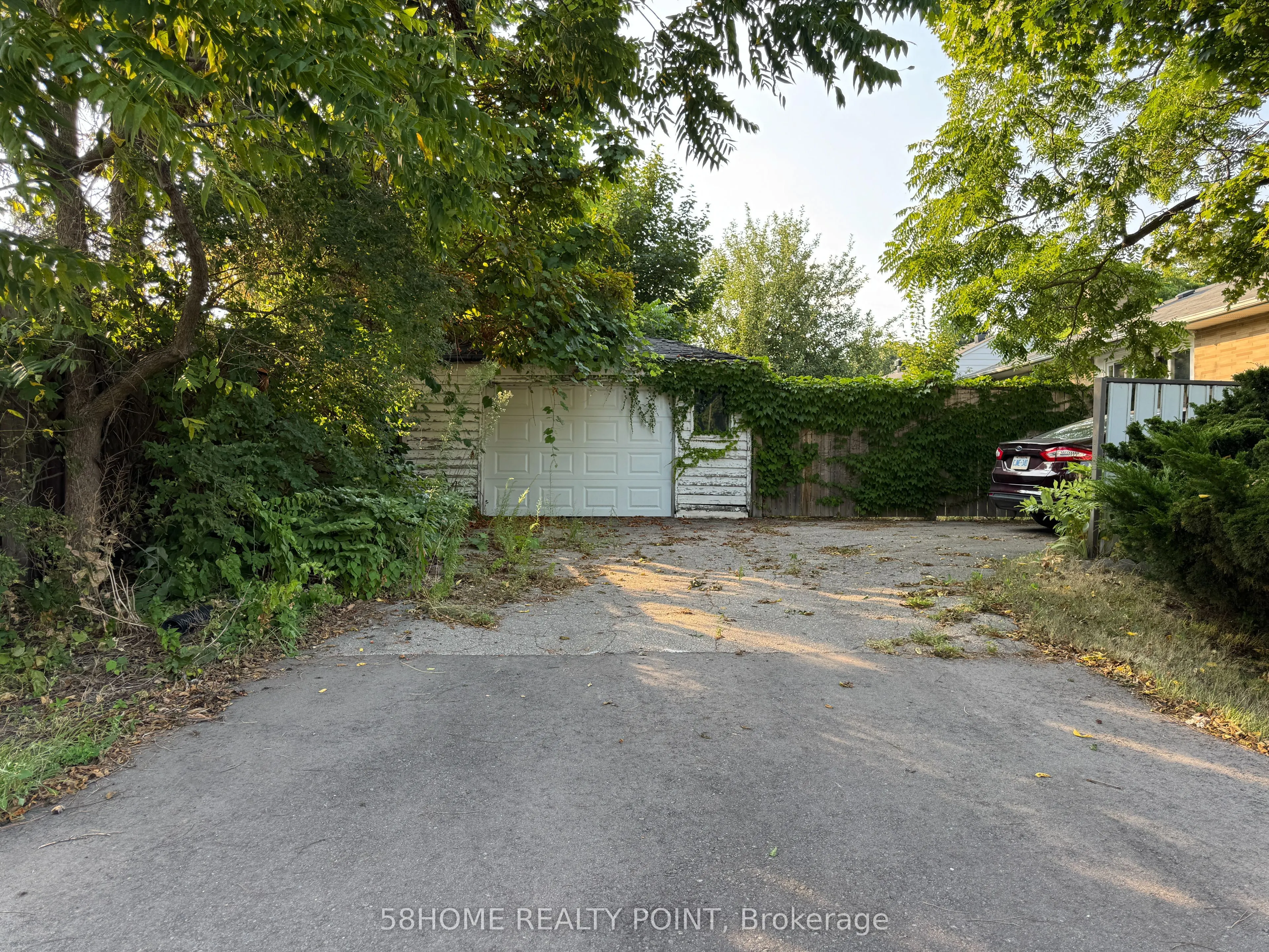 2047 Hindhead Road