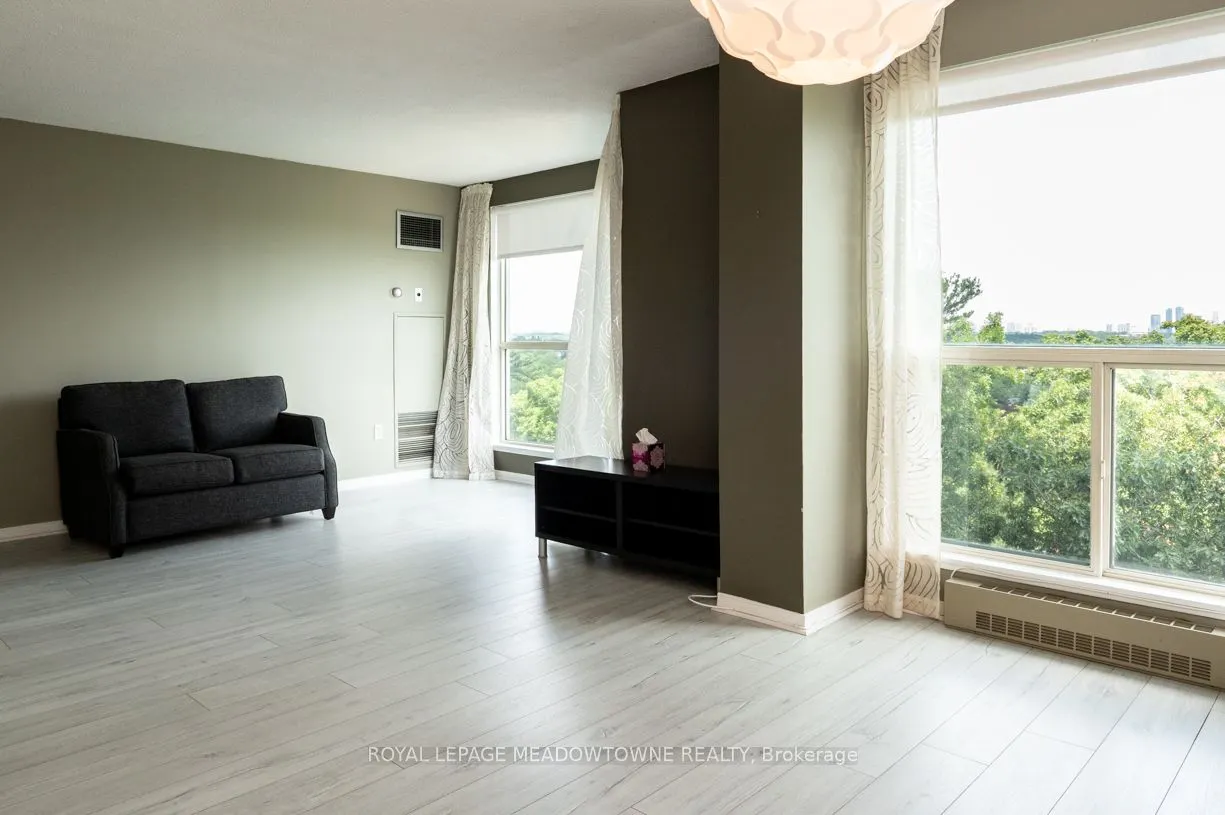 2155 Burnhamthorpe Road W, #902