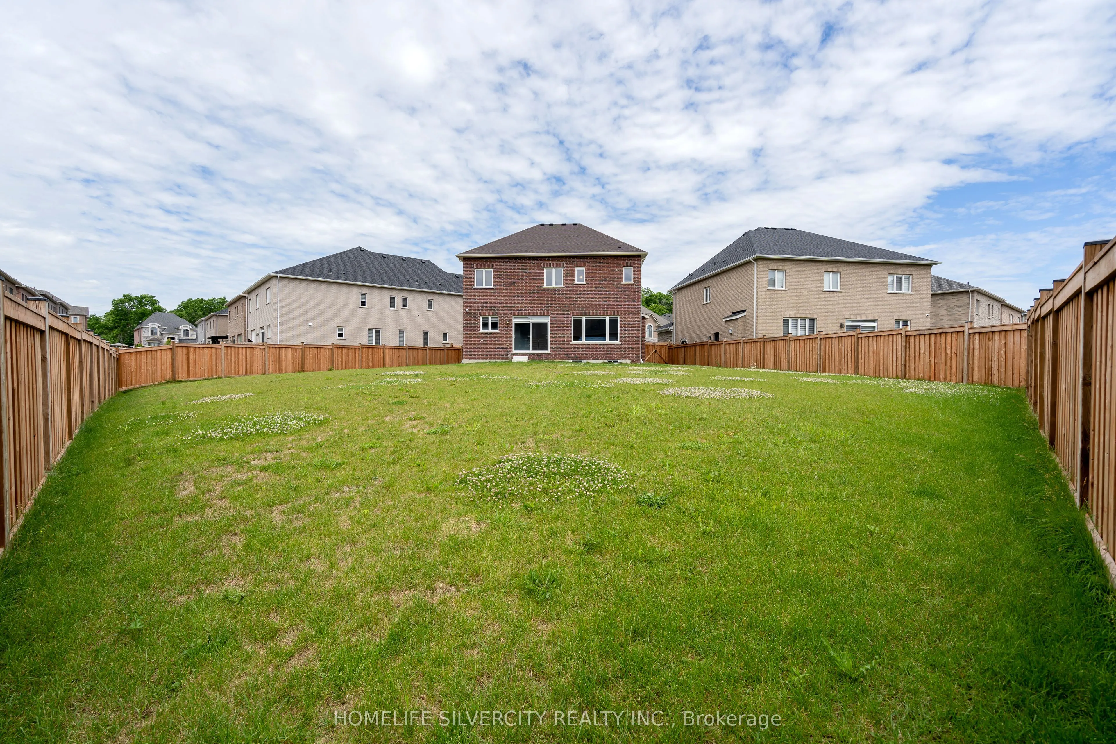 15 Moonstruck Street NE