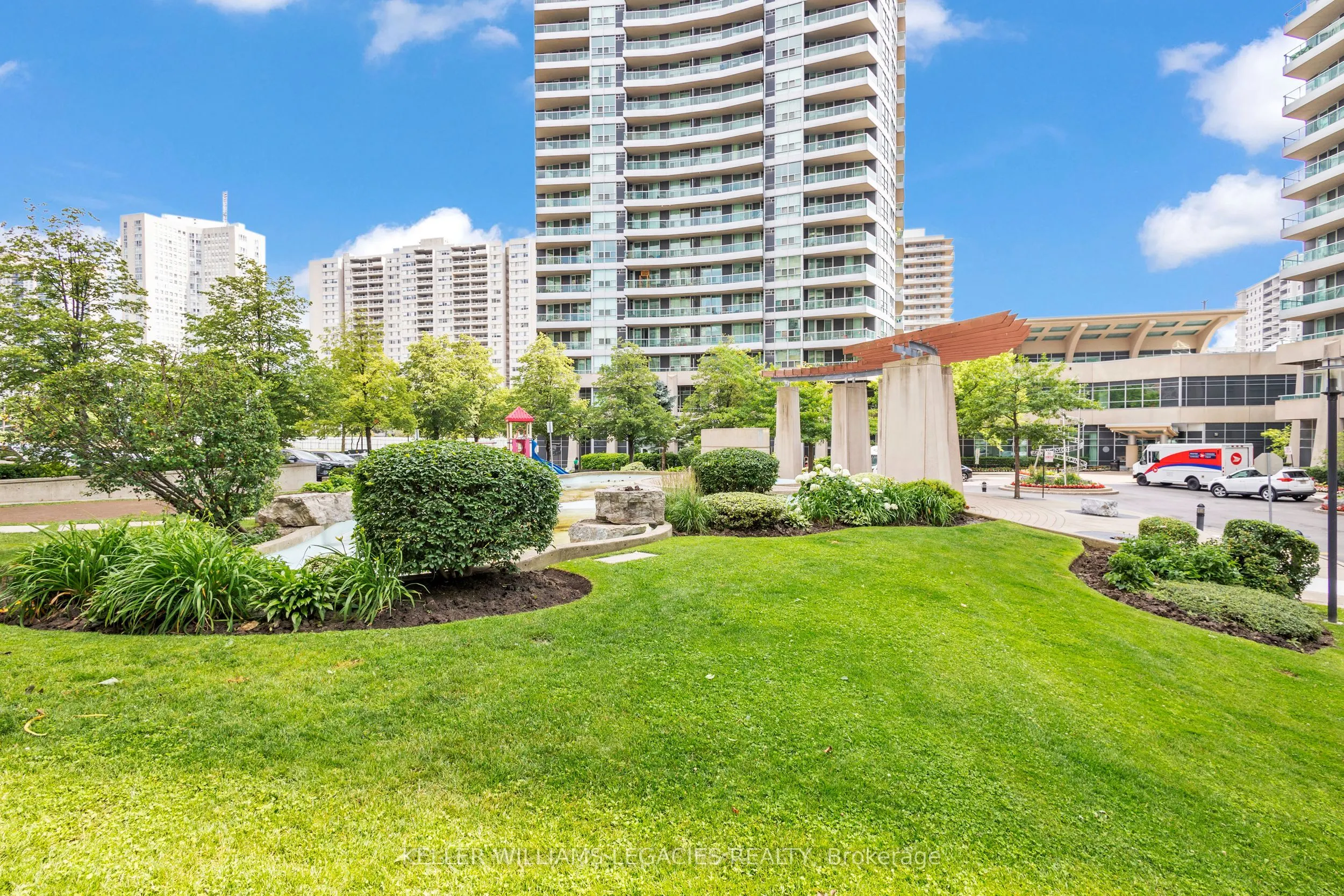 33 Elm Drive W, #2013