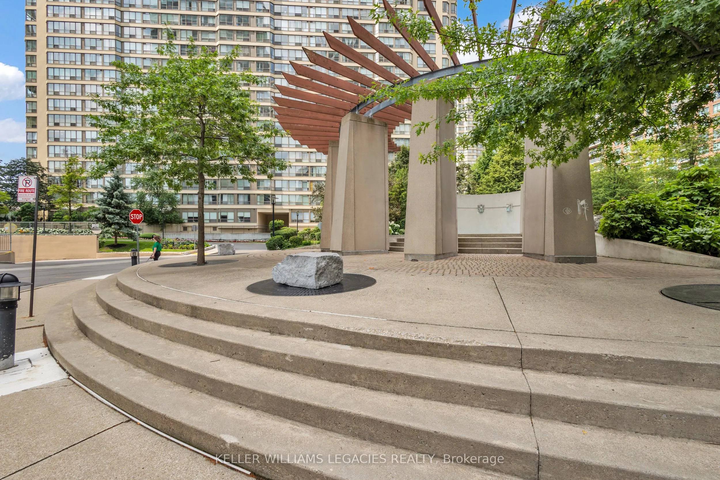 33 Elm Drive W, #2013