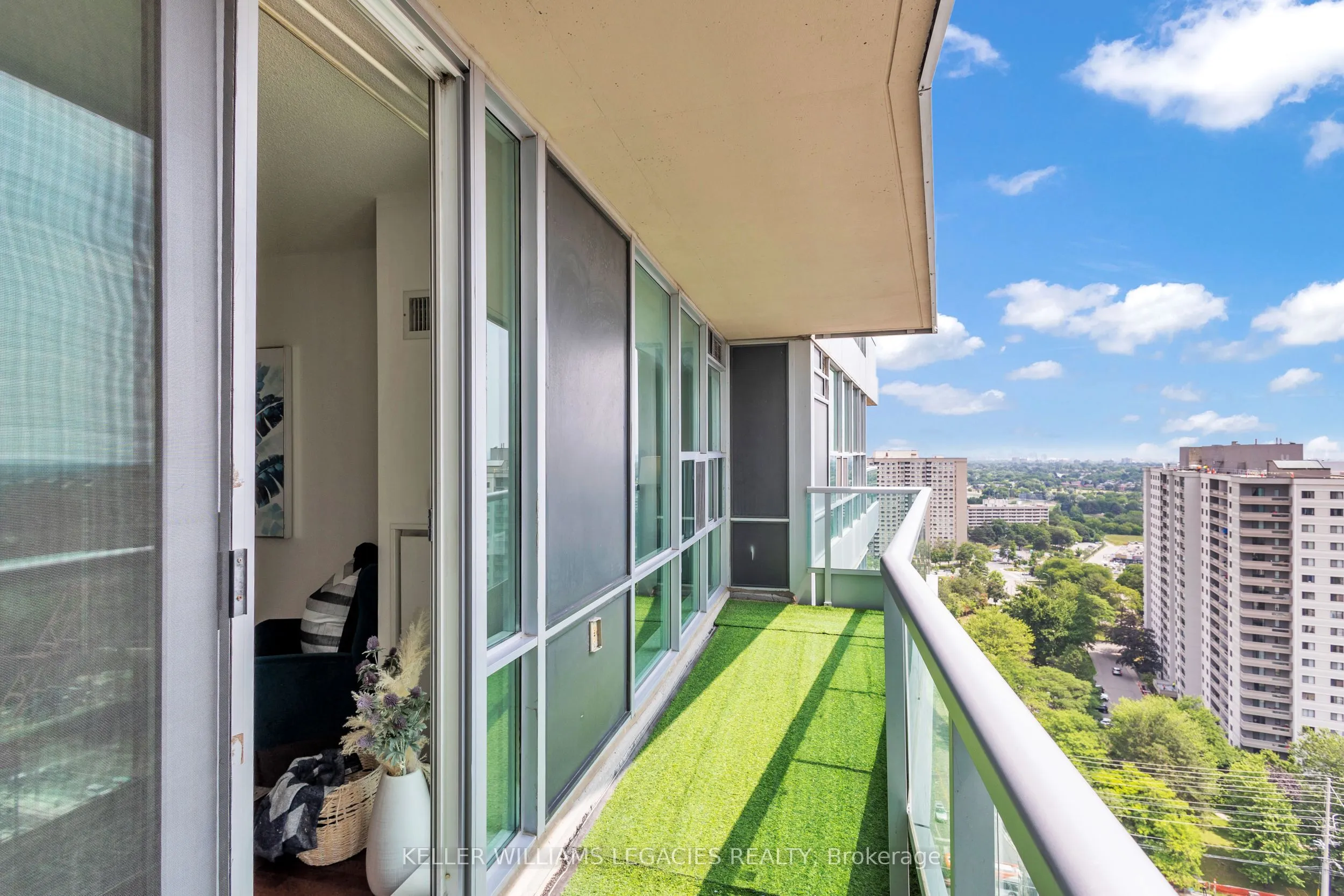 33 Elm Drive W, #2013
