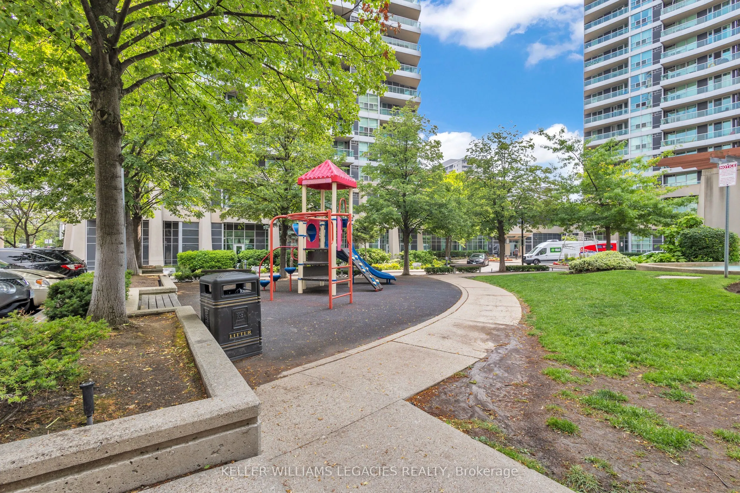 33 Elm Drive W, #2013