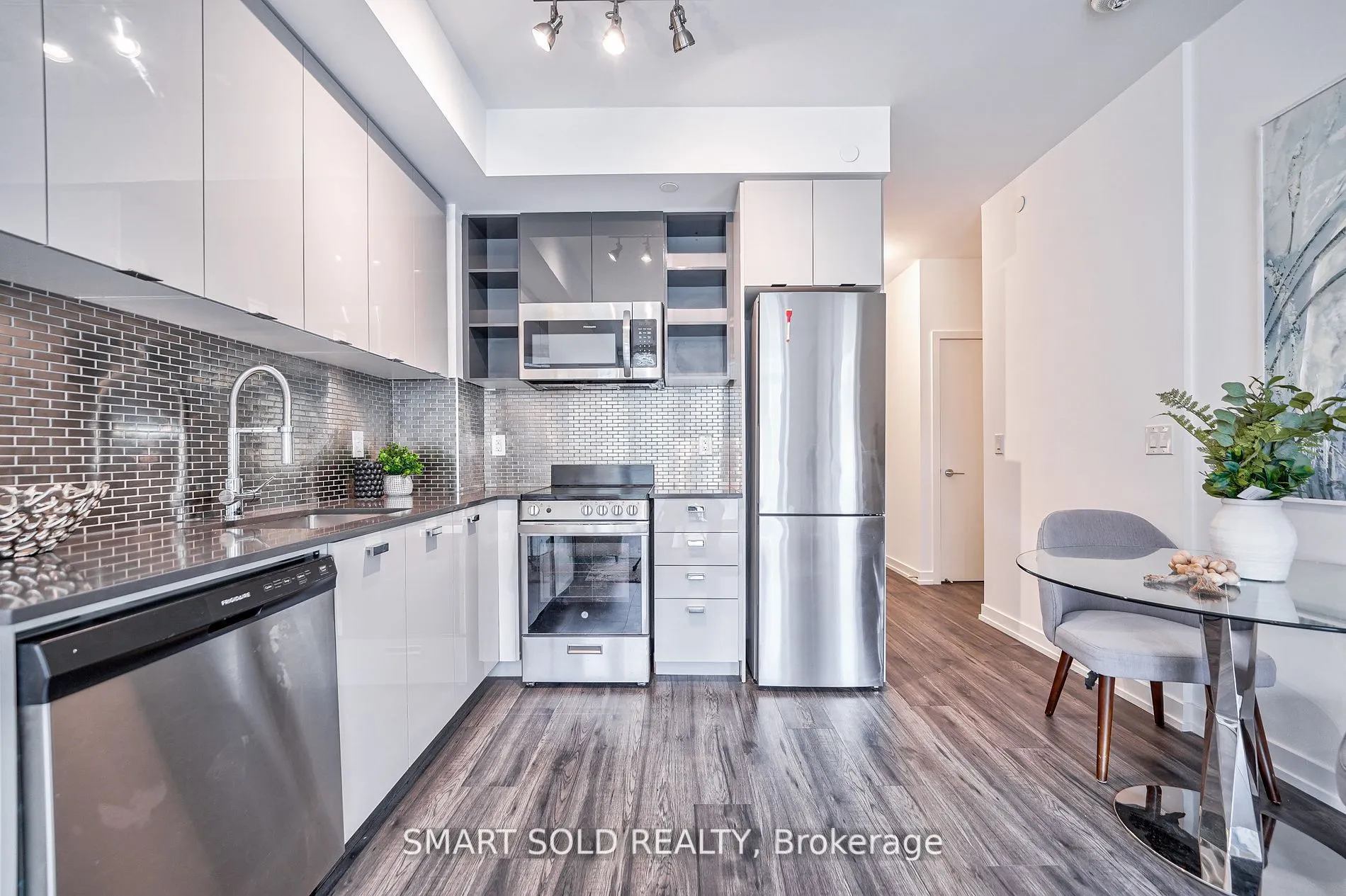 10 De Boers Drive, #302