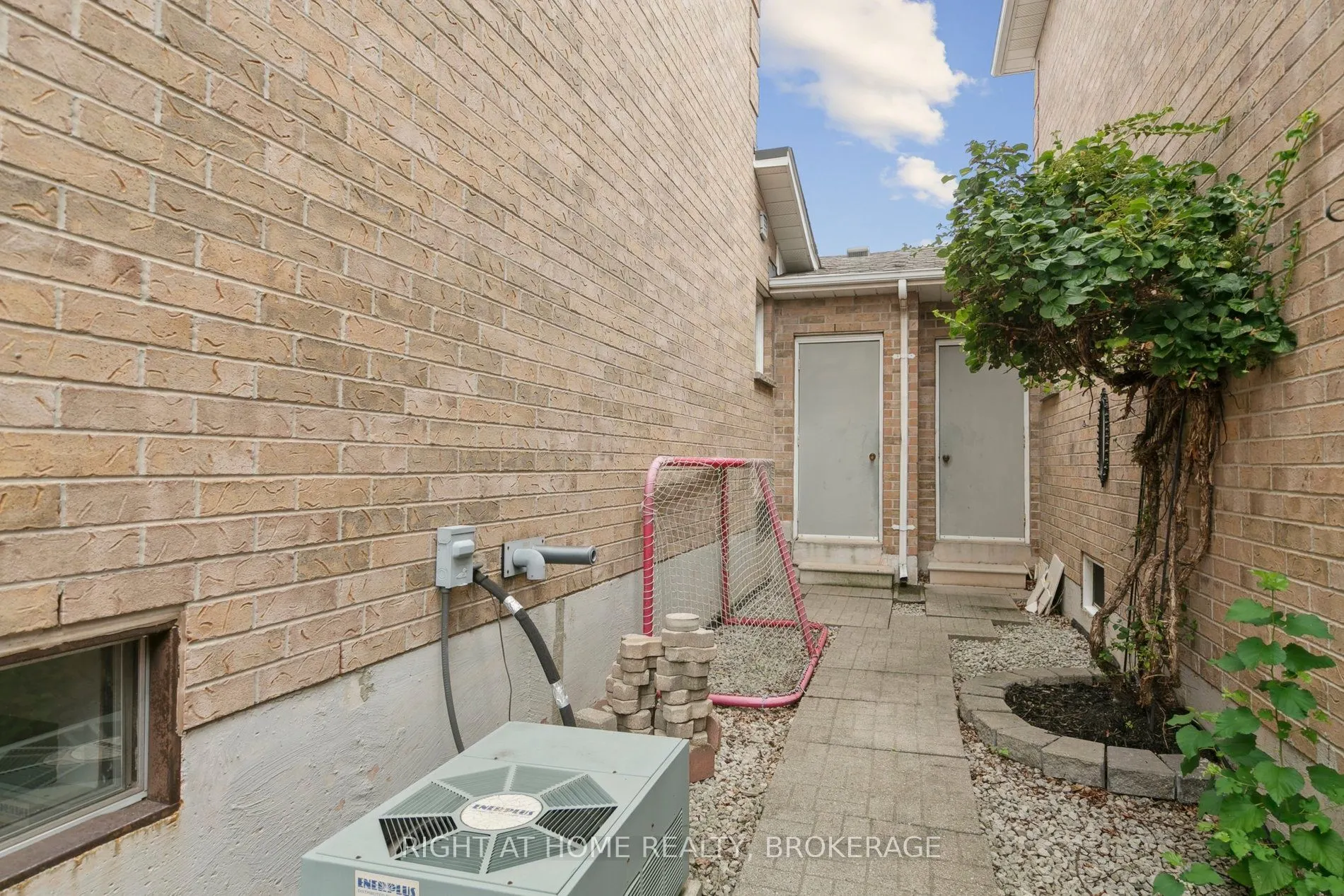 550 Eliza Crescent