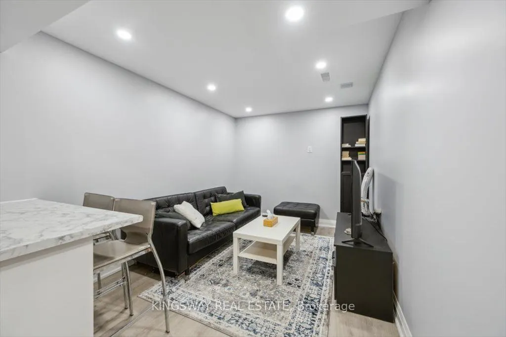 688 Kennedy Circle W