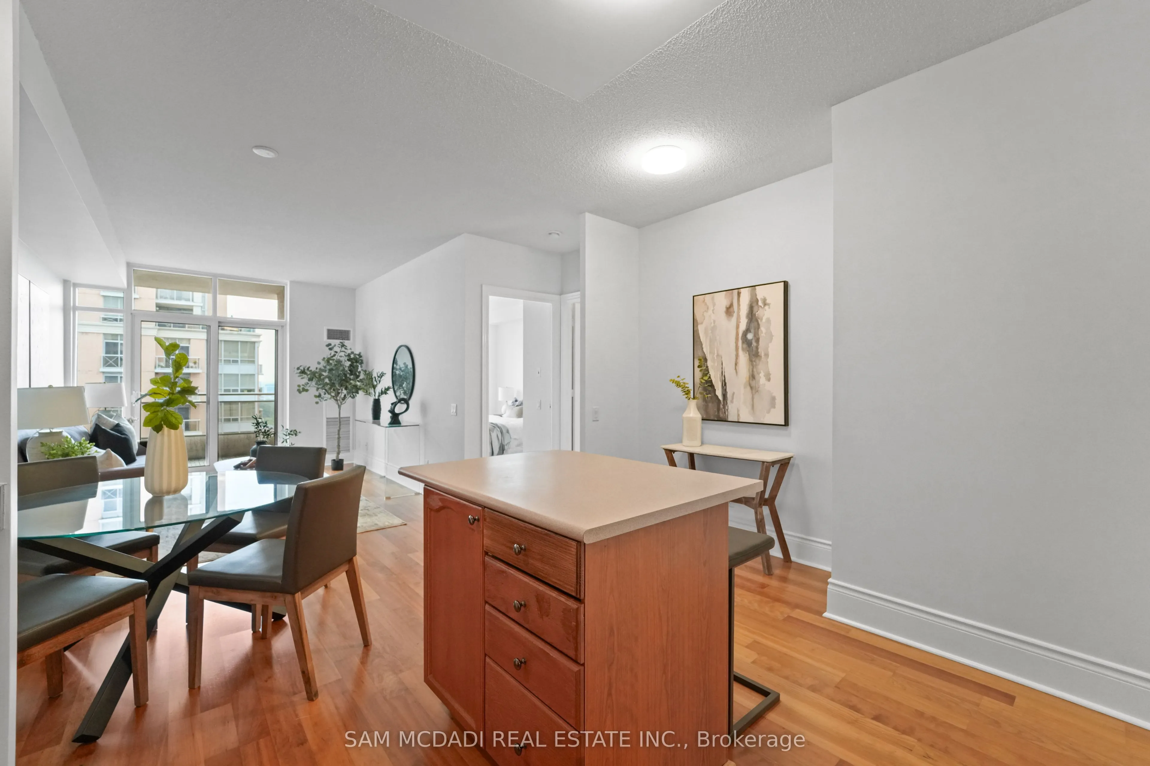 5229 Dundas Street W, #2002