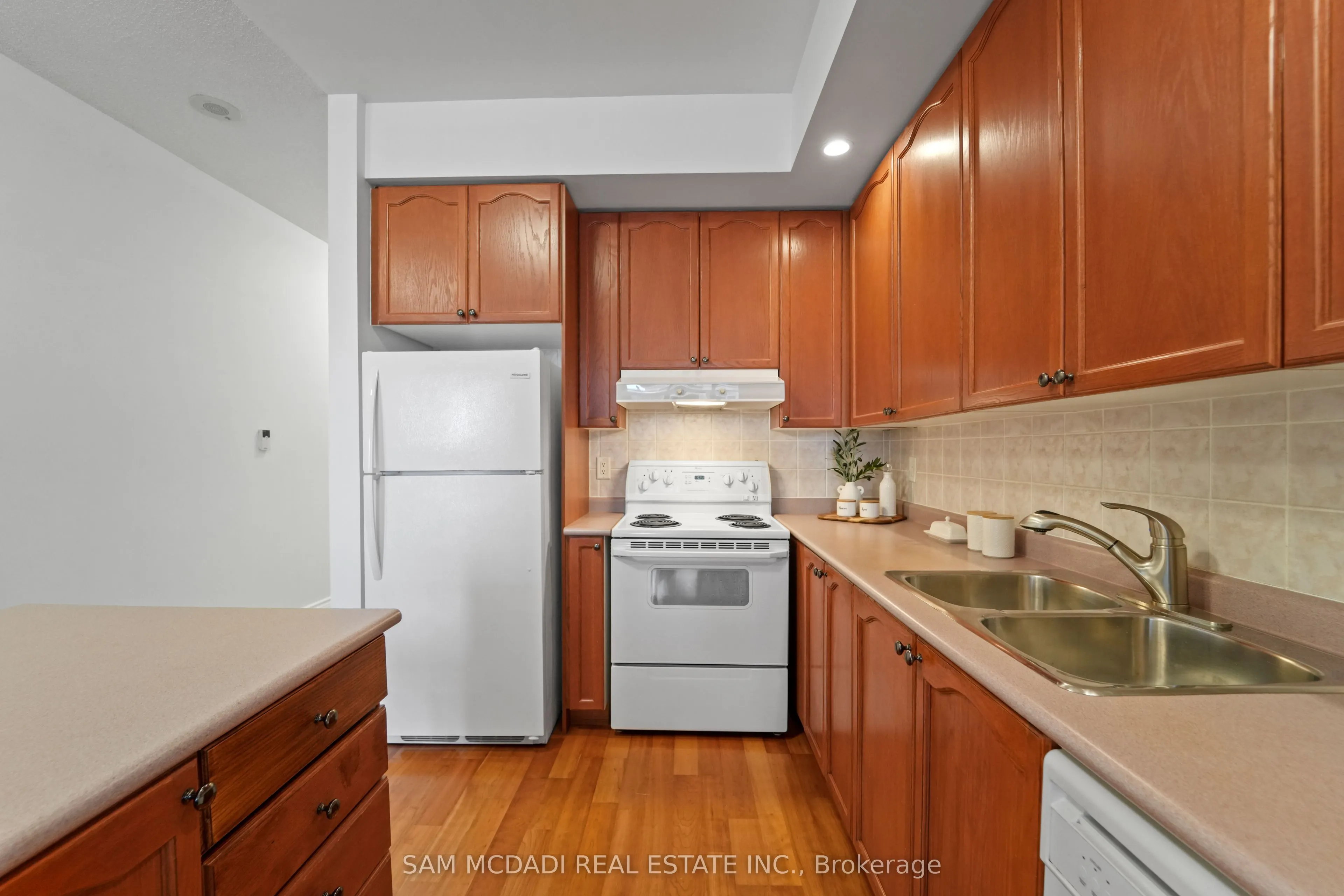 5229 Dundas Street W, #2002