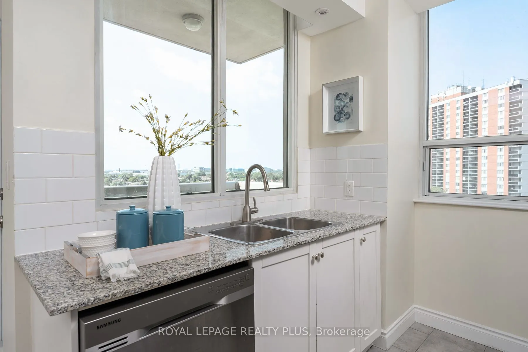1359 Rathburn Road E, #903