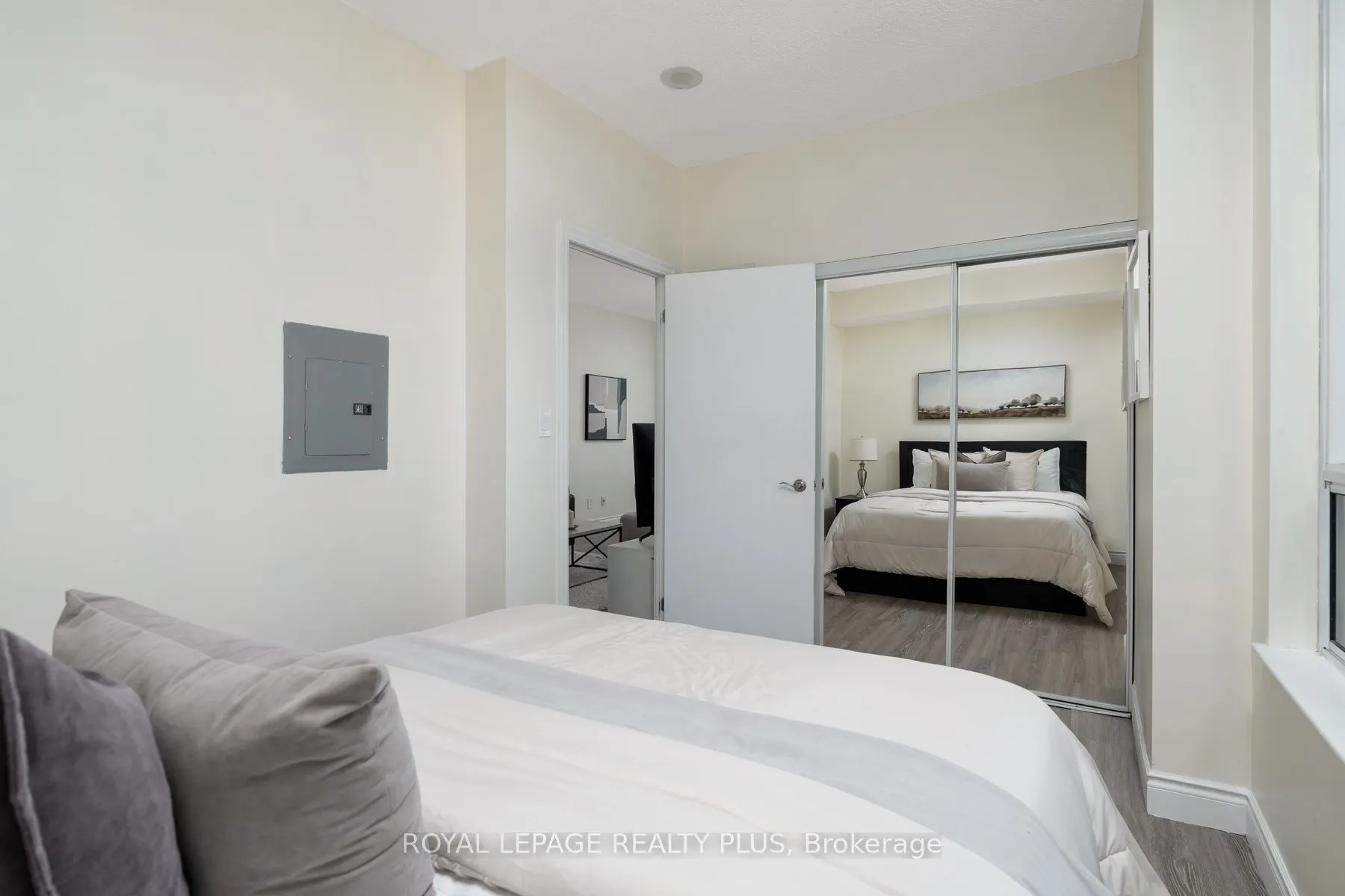 1359 Rathburn Road E, #903