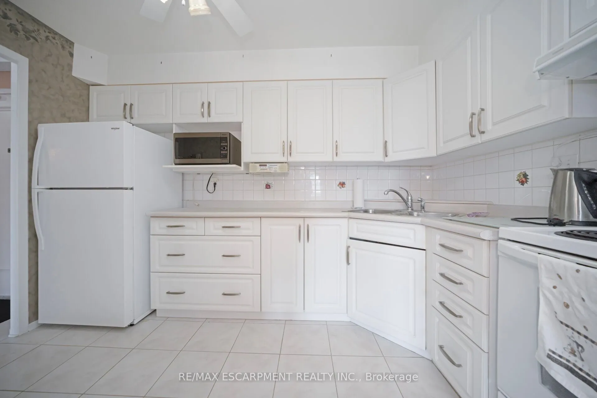 15 La Rose Avenue, #1403