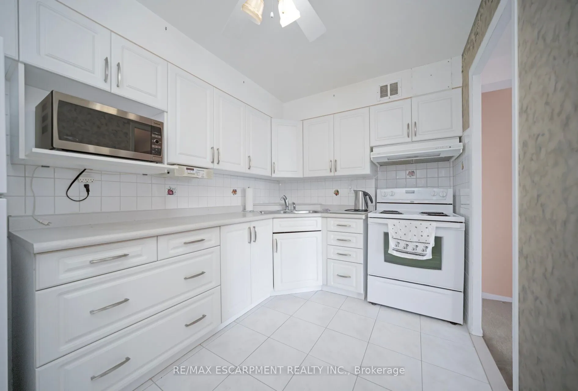15 La Rose Avenue, #1403