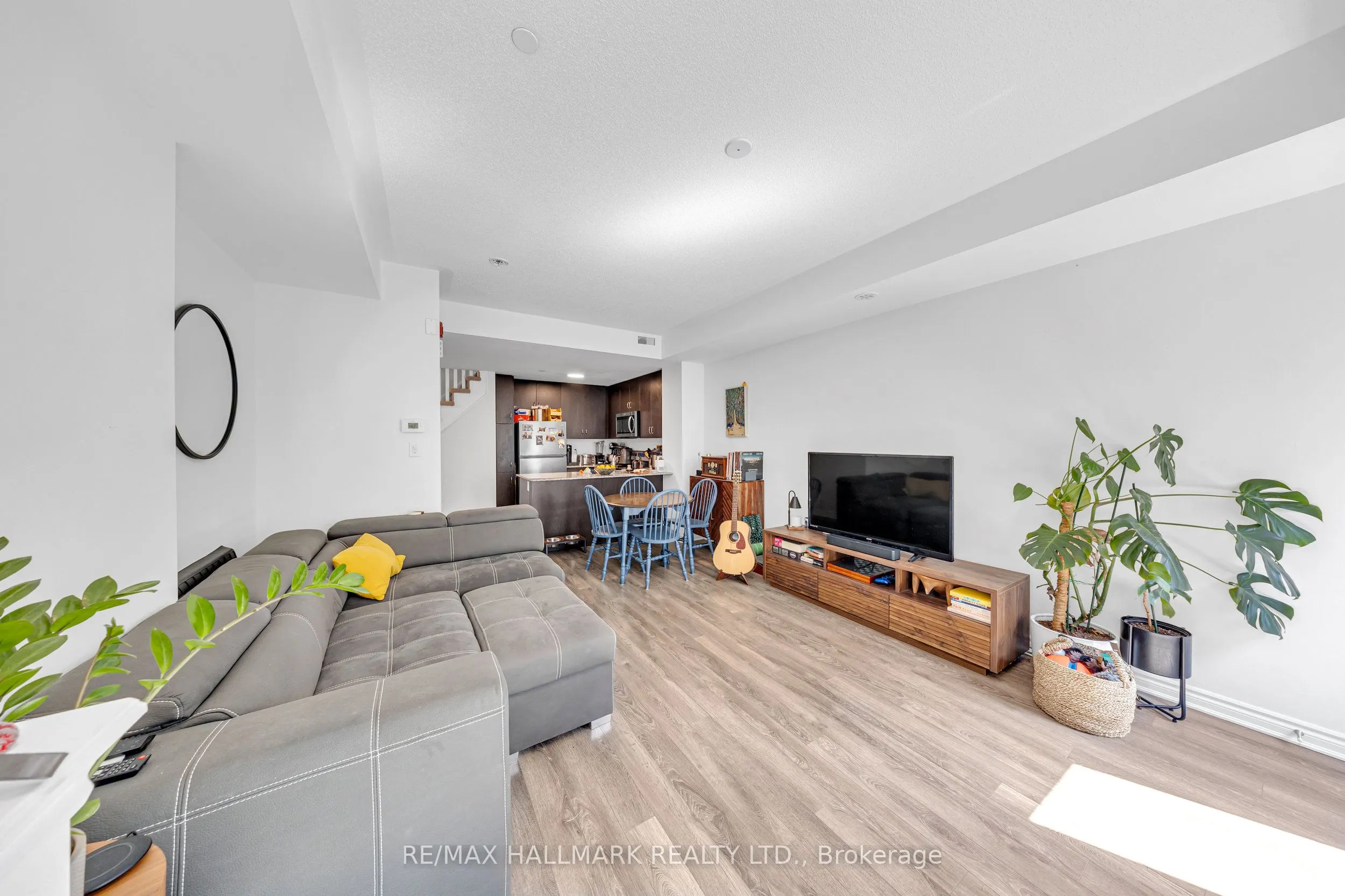 85 Eastwood Park Gardens, #16