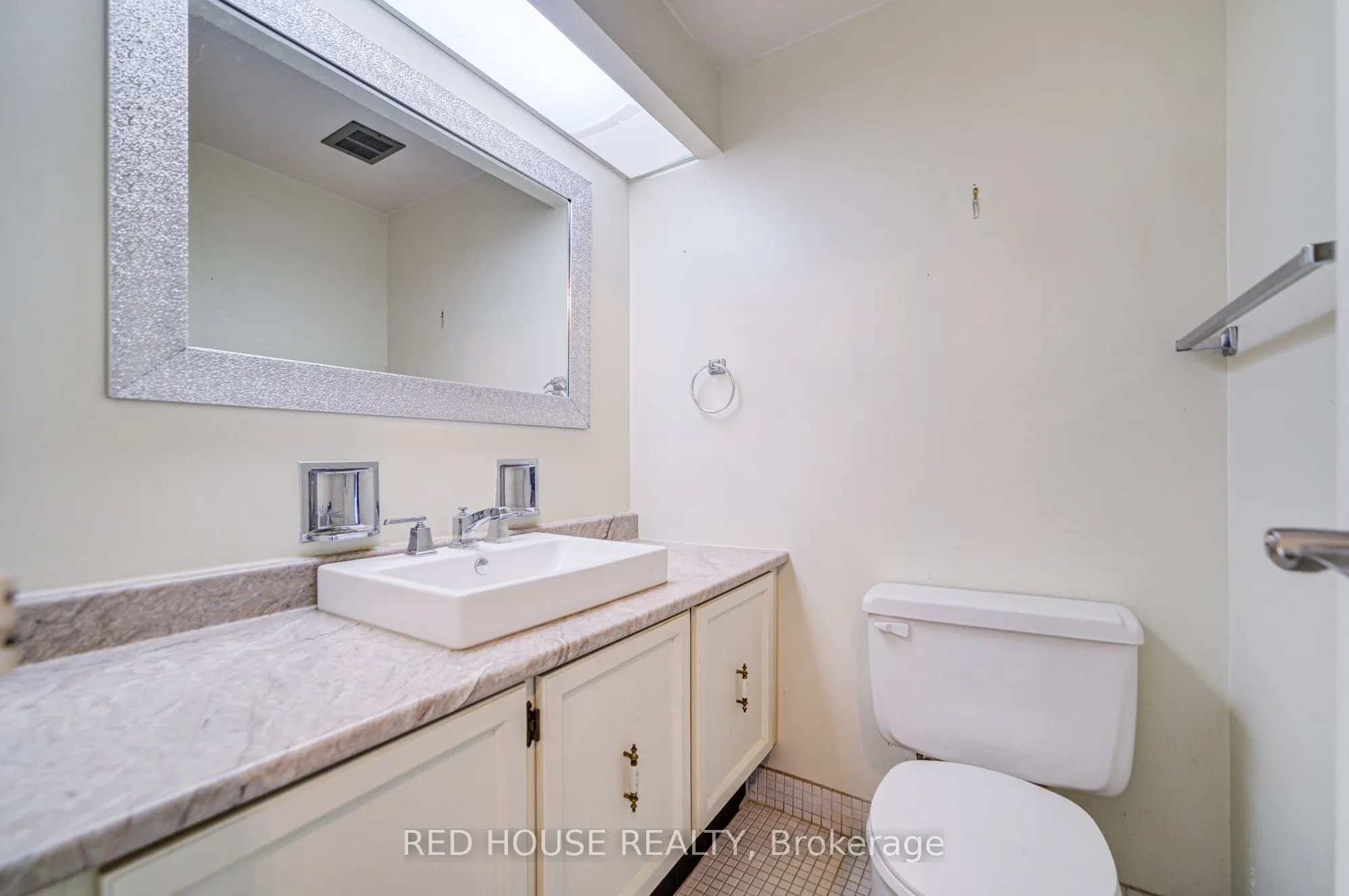 5250 Lakeshore Road, #809