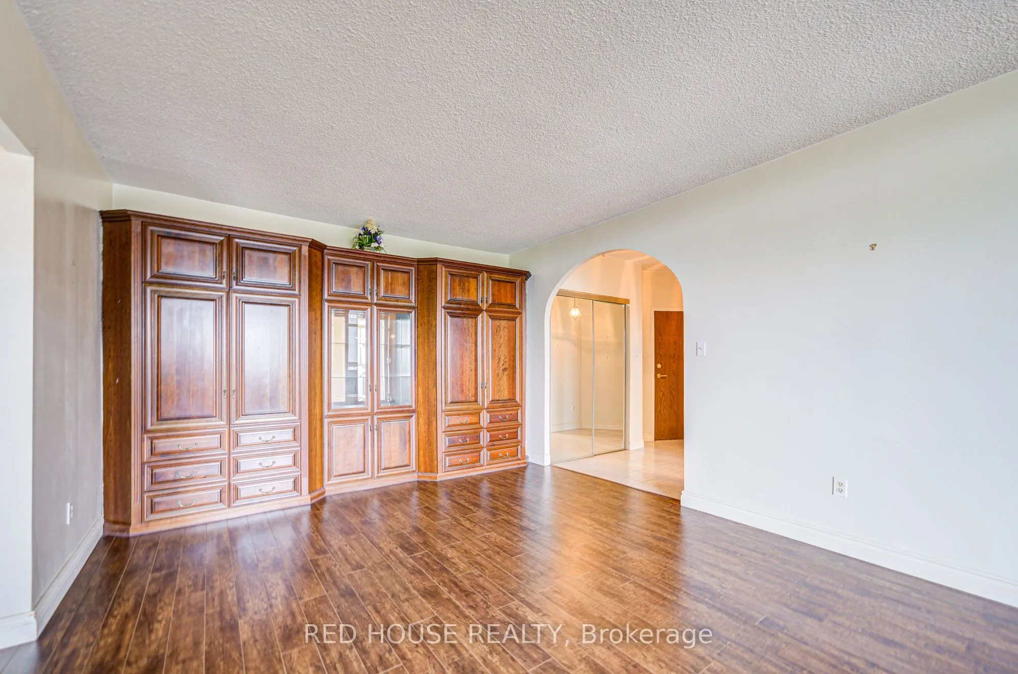 5250 Lakeshore Road, #809