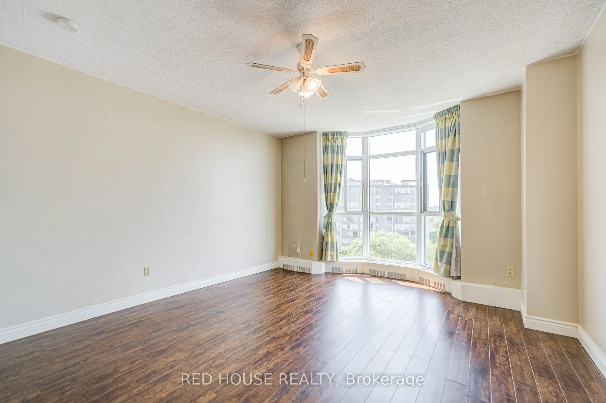 5250 Lakeshore Road, #809