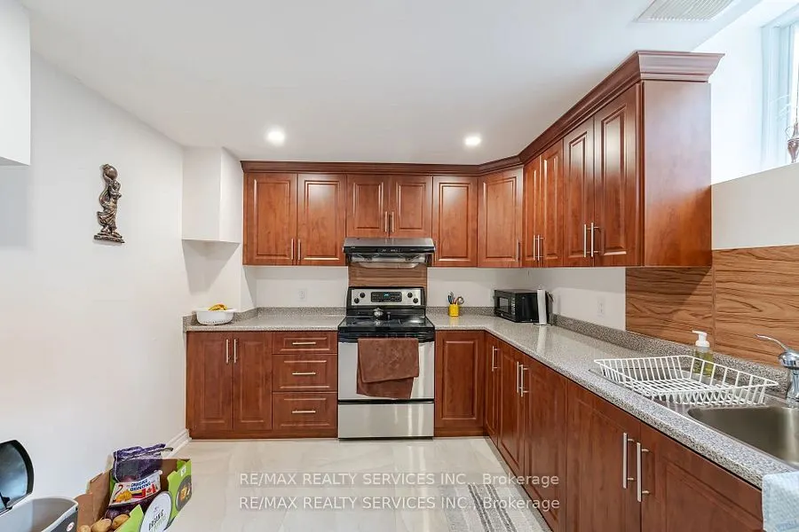 17 Regis Circle