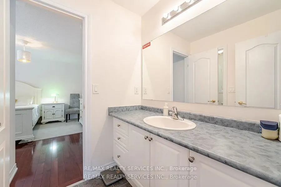 17 Regis Circle