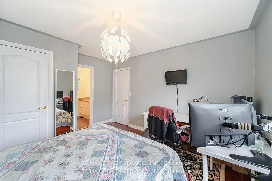 17 Regis Circle