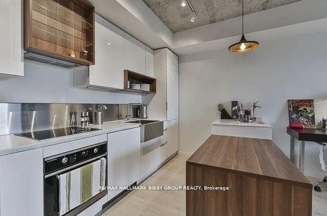 383 Sorauren Avenue, #515