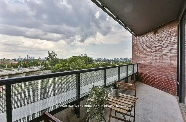 383 Sorauren Avenue, #515