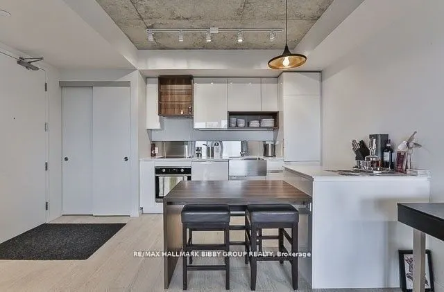 383 Sorauren Avenue, #515