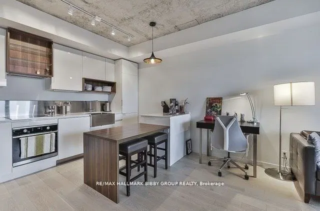 383 Sorauren Avenue, #515