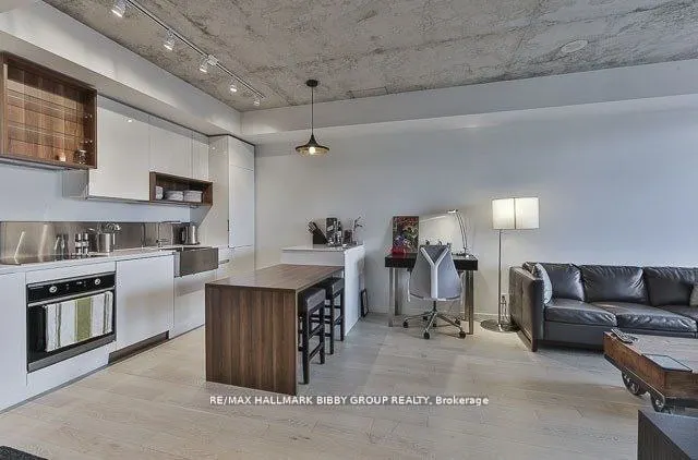 383 Sorauren Avenue, #515